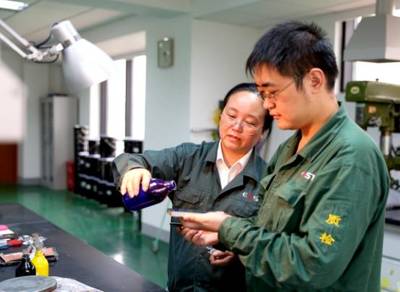 择一事,爱一生,他们用实际行动告诉你“工匠精神”的意义叫坚守。