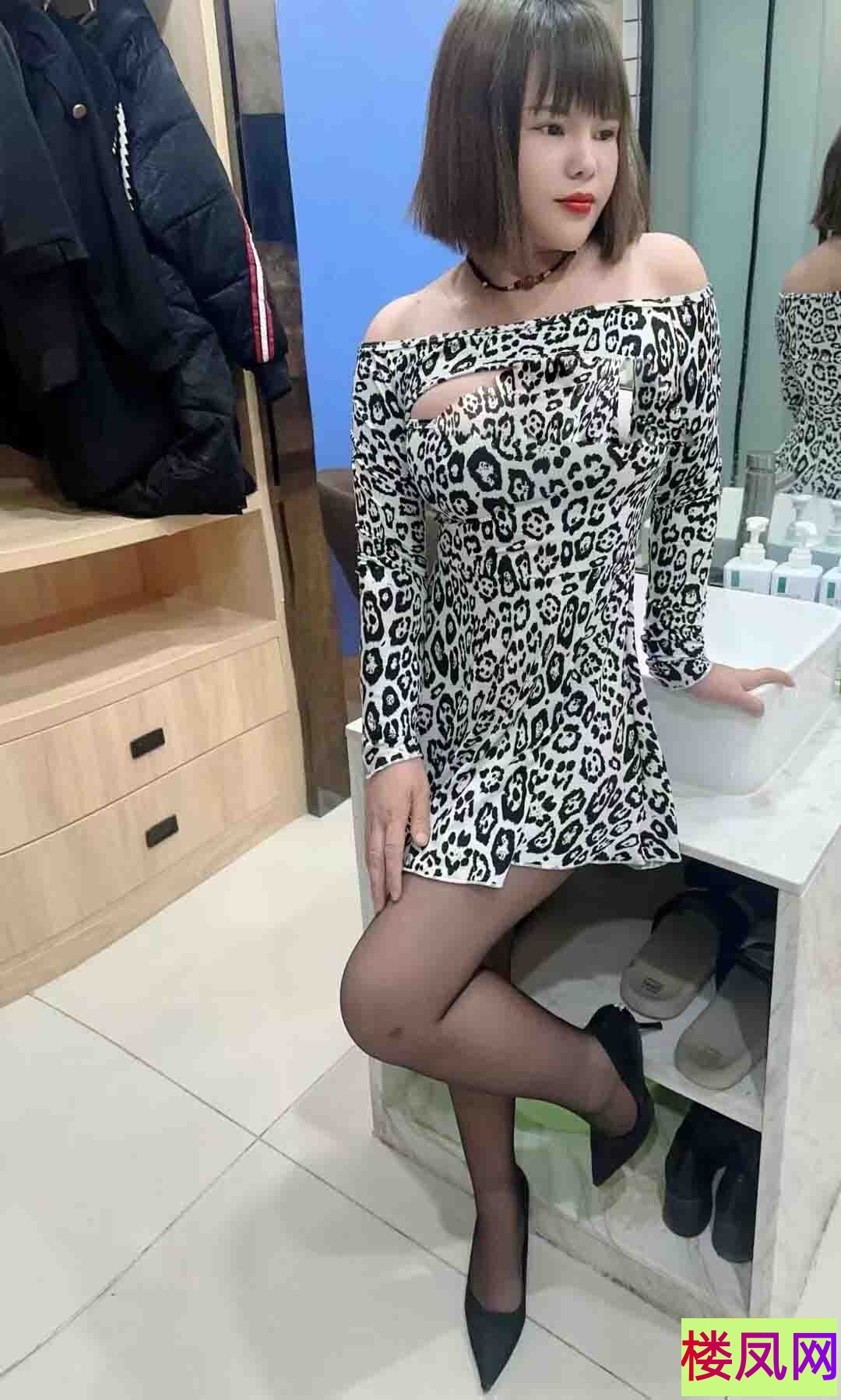 182003eack72w6swcwb01r.jpg